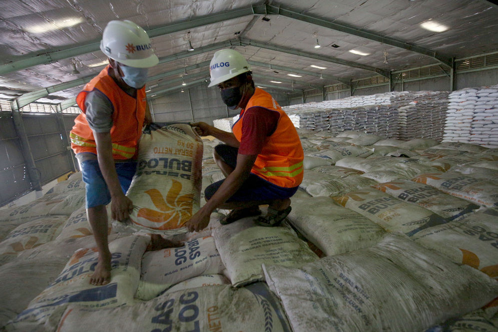 Pekerja menata stok beras di Gudang Bulog Kanwil DKI dan Banten, Kelapa Gading, Jakarta, Kamis, 18 Maret 2021. Foto: Ismail Pohan/TrenAsia