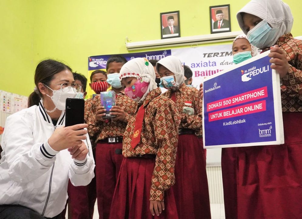 Head Of Sales XL Axiata area Surabaya Madura, Hiasinta H. Paembonan, menyerahkan donasi ini secara langsung di SD Bustanul Huda Kecamatan Simokerto Kota Surabaya , Jumat (26/3/2021).