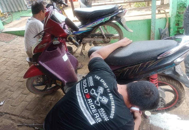 Bold Riders Probolinggo Buka Bengkel Servis Motor Gratis di Lokasi Bencana