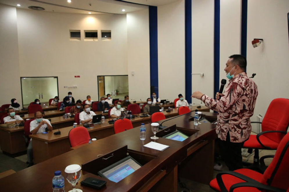 Dr. Januar Eko Prasetio, SE saat memberi materi kepada peserta.