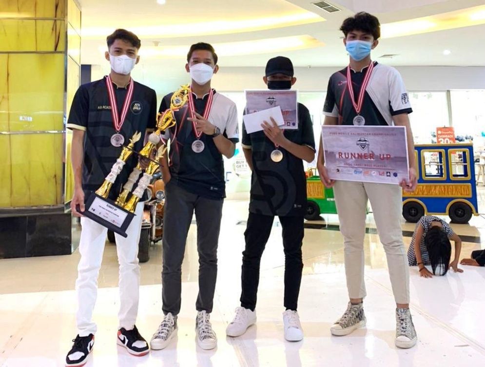 AB Team X meraih posisi runner up dalam PUBG Mobile Kalimantan Championship 2021, akhir pekan lalu. Dalam turnamen tersebut, AB Team X diwakili Farid Khaidir, Rasad, Ikhlas, dan Aqli.