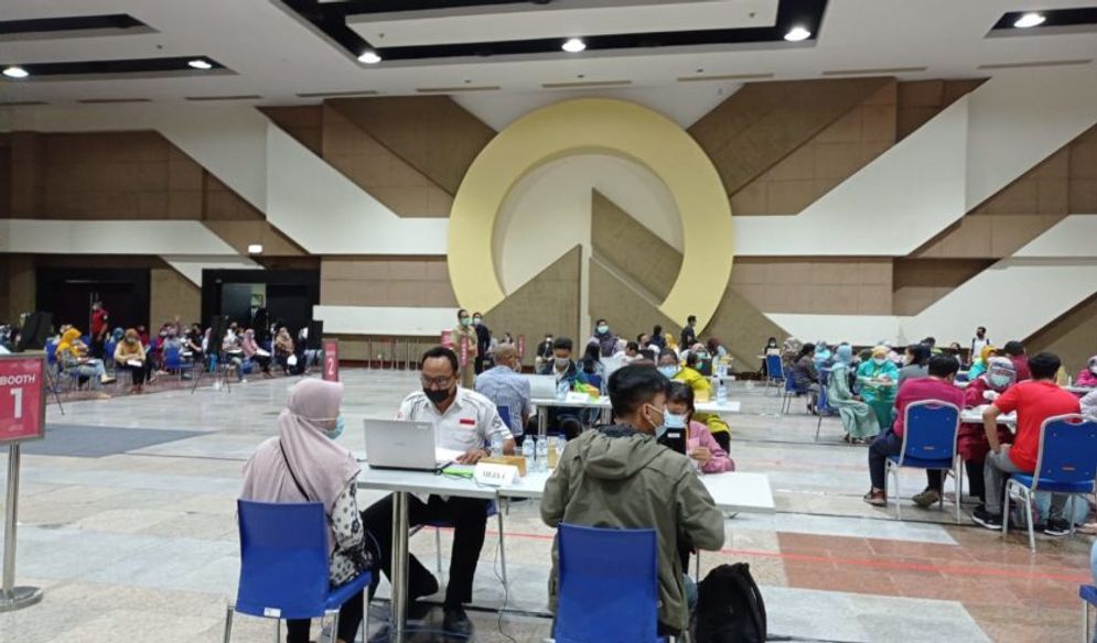 Vaksin yang dilakukan di Tunjungan Plaza Selasa