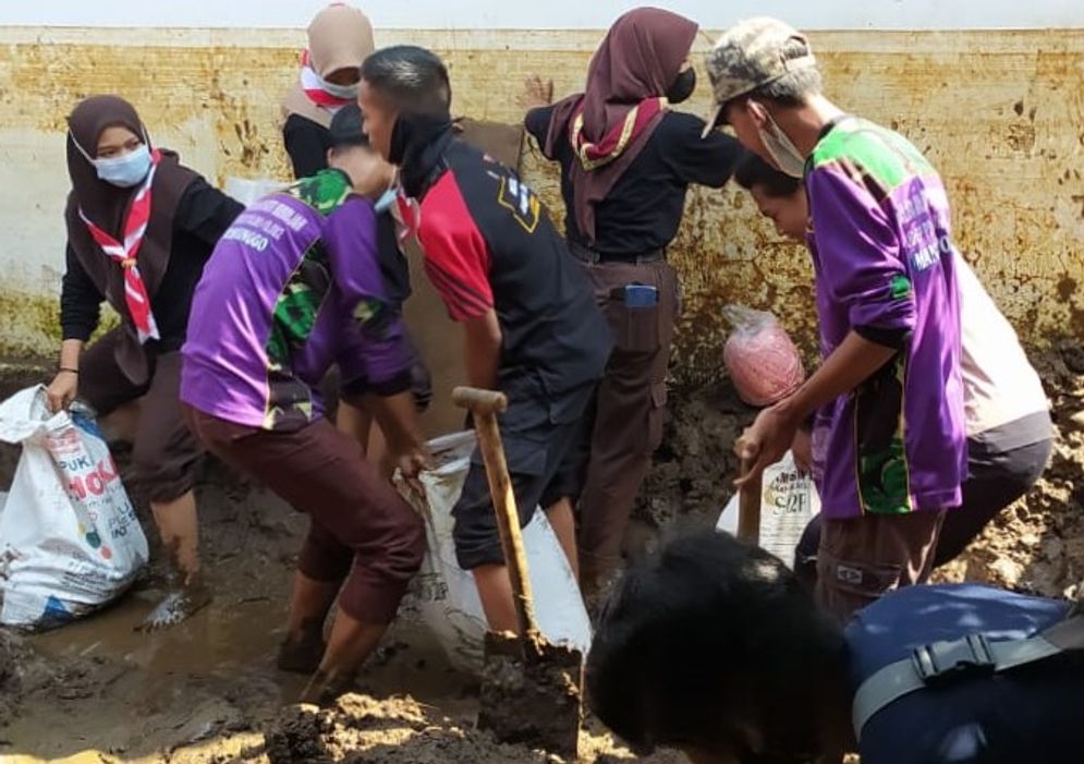 Gabungan karang taruna (karta) Heppiii Community Probolinggo saat turun ke lokasi bencana beberapa hari lalu. Foto: ist