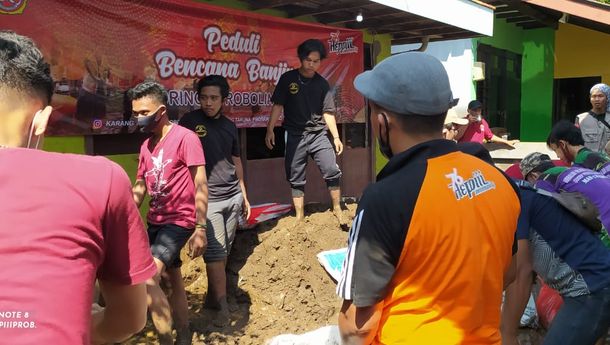 Aksi Peduli Heppiii Community Probolinggo Bersihkan Lumpur Setinggi 1,5 Meter di Dringu