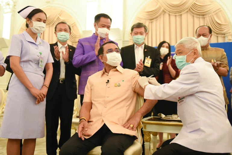 <p> Perdana Menteri Thailand Prayuth Chan-ocha disuntik vaksin Astrazeneca Selasa 16 Maret 2021</p>
