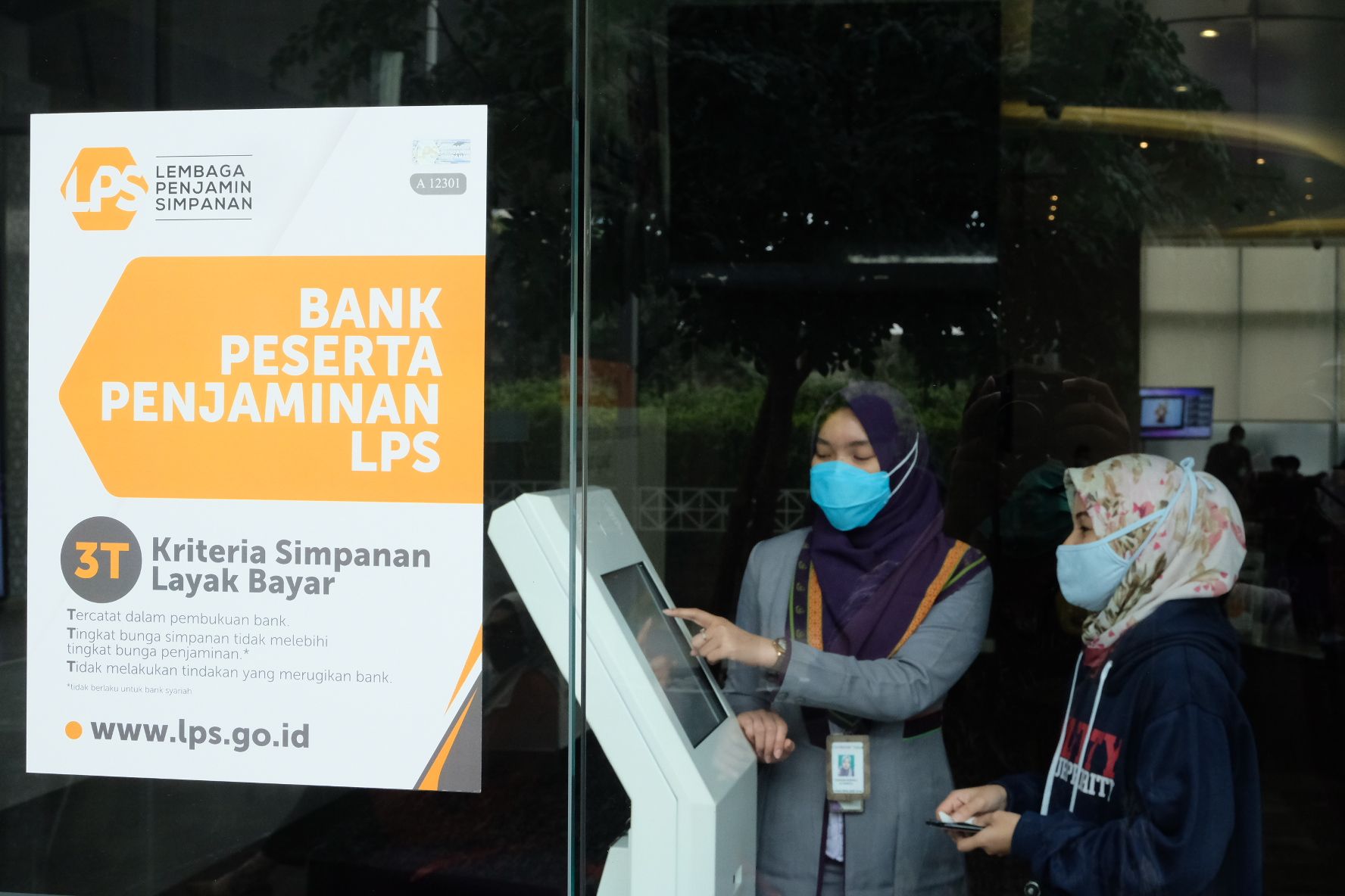 <p>Karyawan berbincang dengan nasabah disalah satu bank di Jakarta, Rabu, 3 Maret 2021. Foto: Ismail Pohan/TrenAsia</p>
