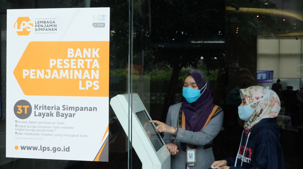 <p>Karyawan berbincang dengan nasabah disalah satu bank di Jakarta, Rabu, 3 Maret 2021. Foto: Ismail Pohan/TrenAsia</p>
