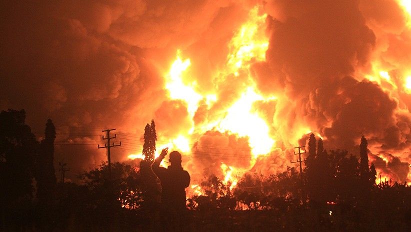 <p>Kondisi di sekitar lokasi kebakaran kilang minyak Balongan, Kabupaten Indramayu, Jawa Barat. /ANTARA</p>
