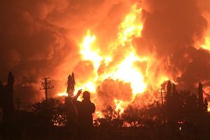 <p>Kondisi di sekitar lokasi kebakaran kilang minyak Balongan, Kabupaten Indramayu, Jawa Barat. /ANTARA</p>