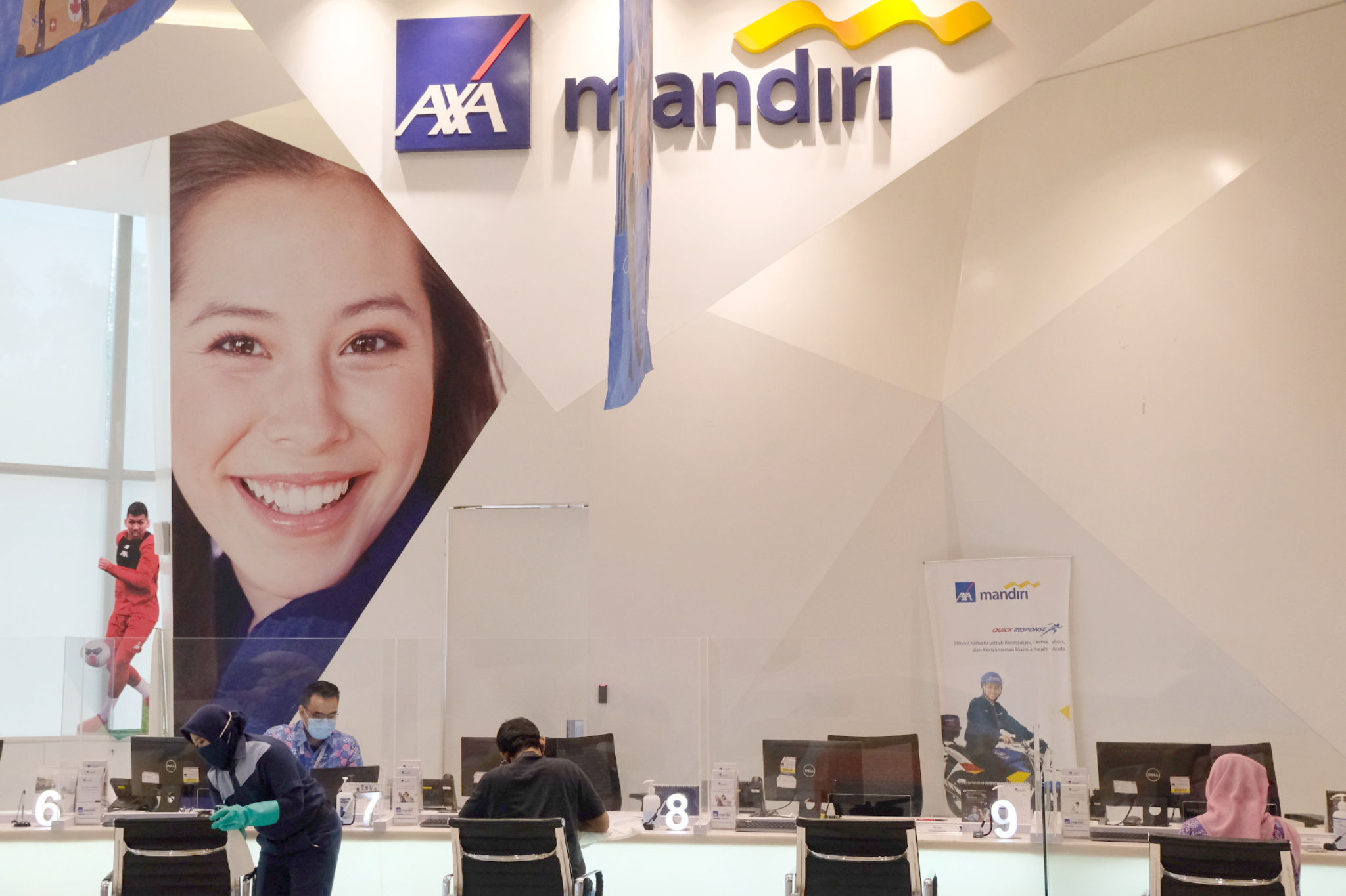 <p>Karyawan melayani nasabah di customer care centre AXA Mandiri, di AXA Tower, Kuningan, Jakarta, Rabu, 3 Maret 2021. Foto: Ismail Pohan/TrenAsia</p>
