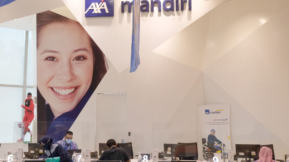 <p>Karyawan melayani nasabah di customer care centre AXA Mandiri, di AXA Tower, Kuningan, Jakarta, Rabu, 3 Maret 2021. Foto: Ismail Pohan/TrenAsia</p>