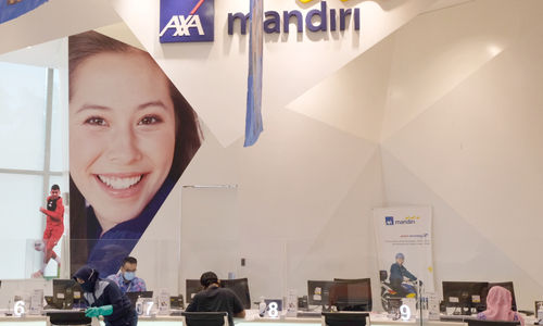 <p>Karyawan melayani nasabah di customer care centre AXA Mandiri, di AXA Tower, Kuningan, Jakarta, Rabu, 3 Maret 2021. Foto: Ismail Pohan/TrenAsia</p>
