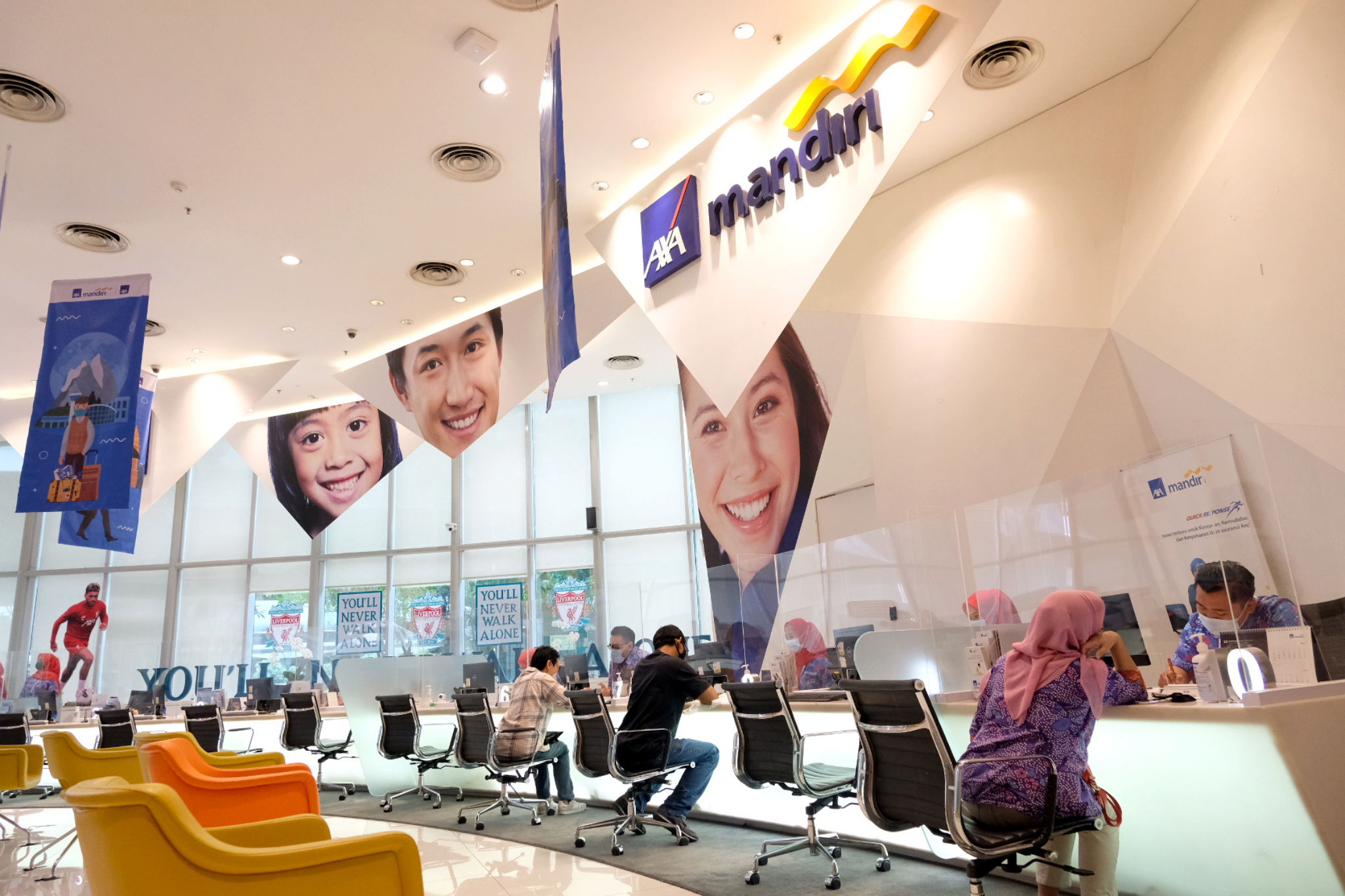 <p>Karyawan melayani nasabah di customer care centre AXA Mandiri, di AXA Tower, Kuningan, Jakarta, Rabu, 3 Maret 2021. Foto: Ismail Pohan/TrenAsia</p>
