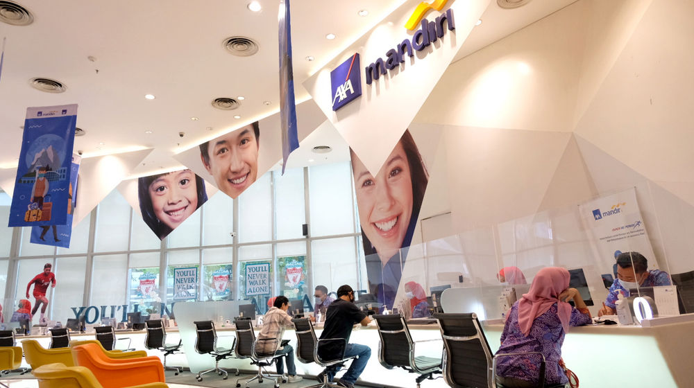 <p>Karyawan melayani nasabah di customer care centre AXA Mandiri, di AXA Tower, Kuningan, Jakarta, Rabu, 3 Maret 2021. Foto: Ismail Pohan/TrenAsia</p>
