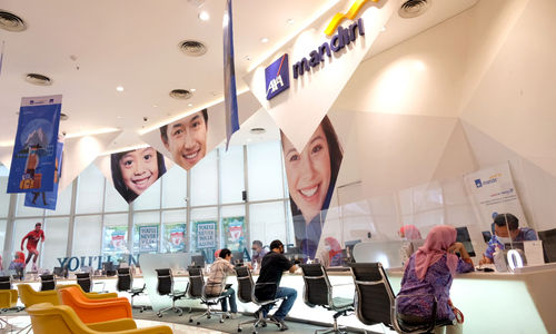 <p>Karyawan melayani nasabah di customer care centre AXA Mandiri, di AXA Tower, Kuningan, Jakarta, Rabu, 3 Maret 2021. Foto: Ismail Pohan/TrenAsia</p>
