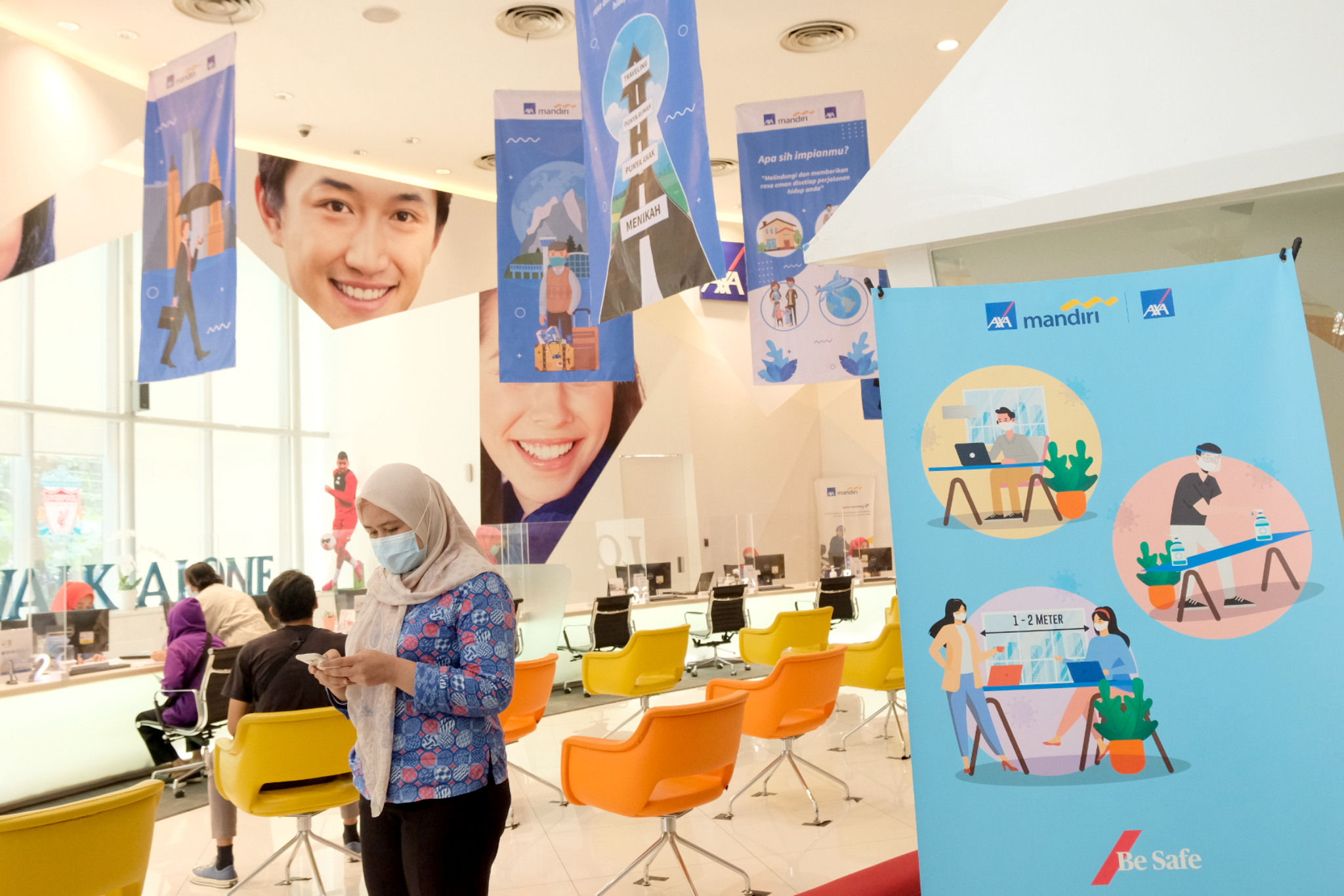<p>Karyawan beraktivitas di customer care centre AXA Mandiri, di AXA Tower, Kuningan, Jakarta, Rabu, 3 Maret 2021. Foto: Ismail Pohan/TrenAsia</p>
