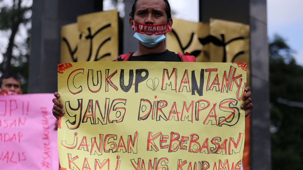 <p>Sejumlah jurnalis dari berbagai media di Kota Tangerang menggelar aksi solidaritas atas kekerasan yang dilakukan aparat terhadap jurnalis Tempo Nurhadi di Surabaya. Nurhadi, jurnalis Tempo di Surabaya, mengalami kekerasan beberapa waktu yang lalu. Aksi berlangsung di Tugu Adipura Tangerang , Rabu 31 Maret 2021. Foto : Panji Asmoro/TrenAsia</p>