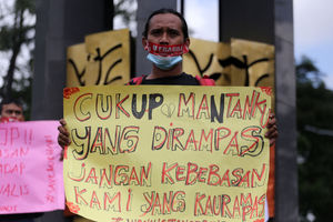 <p>Sejumlah jurnalis dari berbagai media di Kota Tangerang menggelar aksi solidaritas atas kekerasan yang dilakukan aparat terhadap jurnalis Tempo Nurhadi di Surabaya. Nurhadi, jurnalis Tempo di Surabaya, mengalami kekerasan beberapa waktu yang lalu. Aksi berlangsung di Tugu Adipura Tangerang , Rabu 31 Maret 2021. Foto : Panji Asmoro/TrenAsia</p>
