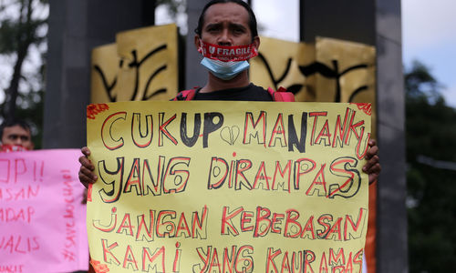 <p>Sejumlah jurnalis dari berbagai media di Kota Tangerang menggelar aksi solidaritas atas kekerasan yang dilakukan aparat terhadap jurnalis Tempo Nurhadi di Surabaya. Nurhadi, jurnalis Tempo di Surabaya, mengalami kekerasan beberapa waktu yang lalu. Aksi berlangsung di Tugu Adipura Tangerang , Rabu 31 Maret 2021. Foto : Panji Asmoro/TrenAsia</p>
