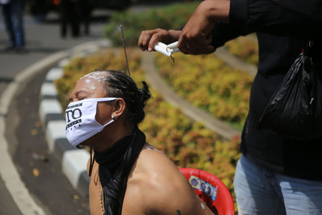 <p>Sejumlah jurnalis dari berbagai media di Kota Tangerang menggelar aksi solidaritas atas kekerasan yang dilakukan aparat terhadap jurnalis Tempo Nurhadi di Surabaya. Nurhadi, jurnalis Tempo di Surabaya, mengalami kekerasan beberapa waktu yang lalu. Aksi berlangsung di Tugu Adipura Tangerang , Rabu 31 Maret 2021. Foto : Panji Asmoro/TrenAsia</p>
