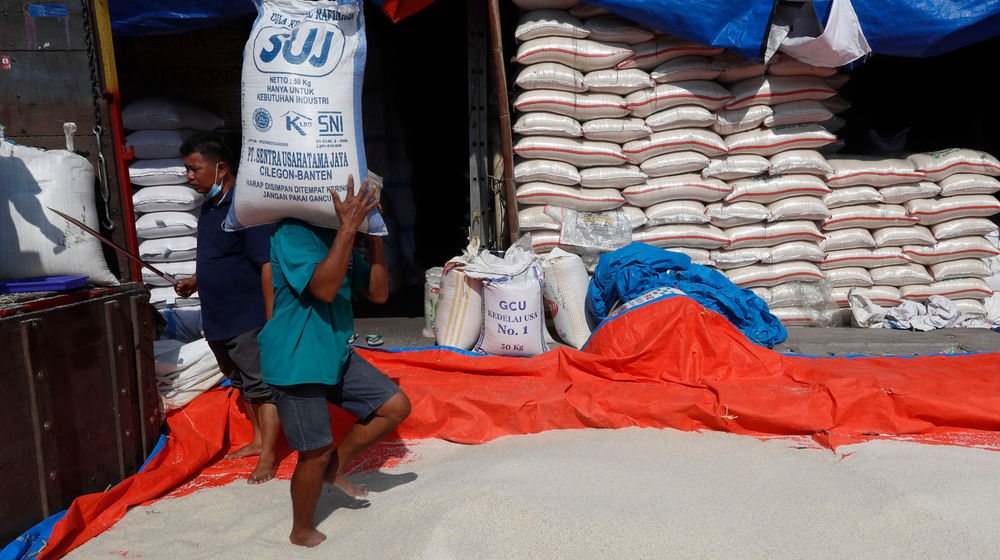<p>Nampak sejumlah pekerja tengah melakukan aktifitas bongkar muat beras di Pasar Induk Cipinang, Jakarta Timur, Jumat 26 Maret 2021. Foto : Panji Asmoro/TrenAsia</p>