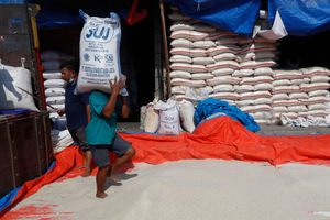 <p>Nampak sejumlah pekerja tengah melakukan aktifitas bongkar muat beras di Pasar Induk Cipinang, Jakarta Timur, Jumat 26 Maret 2021. Foto : Panji Asmoro/TrenAsia</p>
