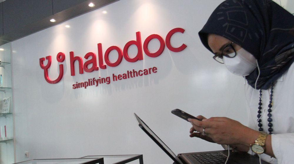 <p>Karyawati beraktivitas di dekat logo di kantor Halodoc kawasan Kuningan Jakarta. Foto : Panji Asmoro/TrenAsia</p>

