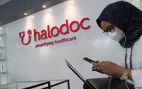 <p>Karyawati beraktivitas di dekat logo di kantor Halodoc kawasan Kuningan Jakarta. Foto : Panji Asmoro/TrenAsia</p>
