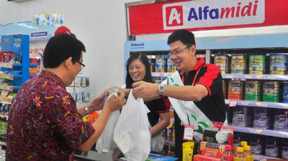 <p>Anak usaha PT Sumber Alfaria Trijaya Tbk (AMRT), PT Midi Utama Indonesia Tbk (MIDI) yang merupakan pengelola ritel Alfamidi, merupakan ritel milik konglomerat Djoko Susanto / Alfamidiku.com</p>
