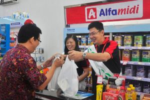 <p>Anak usaha PT Sumber Alfaria Trijaya Tbk (AMRT), PT Midi Utama Indonesia Tbk (MIDI) yang merupakan pengelola ritel Alfamidi, merupakan ritel milik konglomerat Djoko Susanto / Alfamidiku.com</p>
