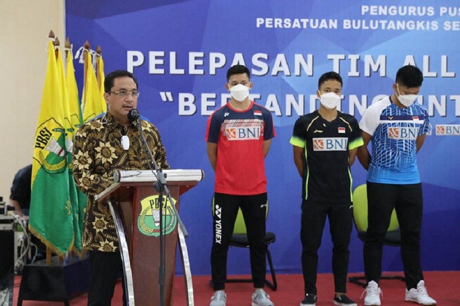 <p>Ketua Umum PP PBSI Agung Firman Sampurna melepas keberangkatan timnas bulu tangkis Indonesia menuju turnamen All England di Birmingham, Inggris. Seluruh anggota tim bulu tangkis Indonesia, baik atlet, pelatih maupun ofisial, terpaksa mundur dari turnamen bergengsi Yonex All England 2021 karena protokol kesehatan COVID-19 sehingga tidak dapat melanjutkan pertandingan. / Dokumentasi PP PBSI</p>
