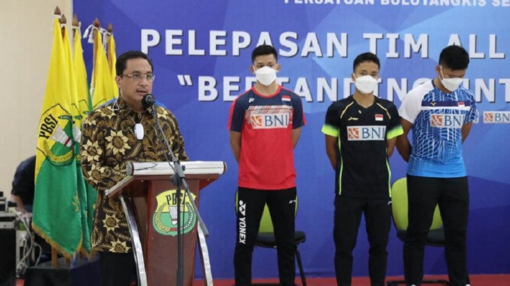 <p>Ketua Umum PP PBSI Agung Firman Sampurna melepas keberangkatan timnas bulu tangkis Indonesia menuju turnamen All England di Birmingham, Inggris. Seluruh anggota tim bulu tangkis Indonesia, baik atlet, pelatih maupun ofisial, terpaksa mundur dari turnamen bergengsi Yonex All England 2021 karena protokol kesehatan COVID-19 sehingga tidak dapat melanjutkan pertandingan. / Dokumentasi PP PBSI</p>
