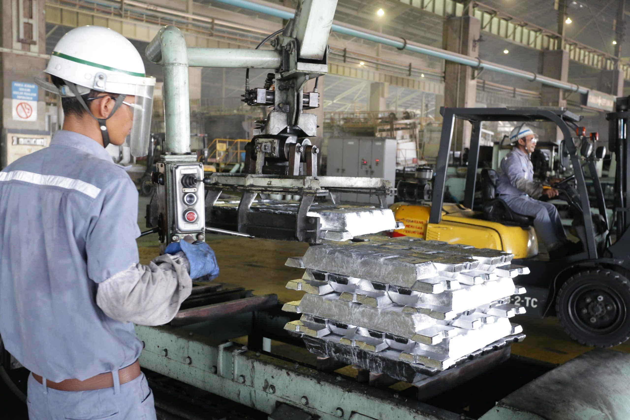 <p>Produksi Aluminium di PT Indonesia Asahan Aluminium (Persero) (Sumber foto: Kementerian BUMN)</p>

