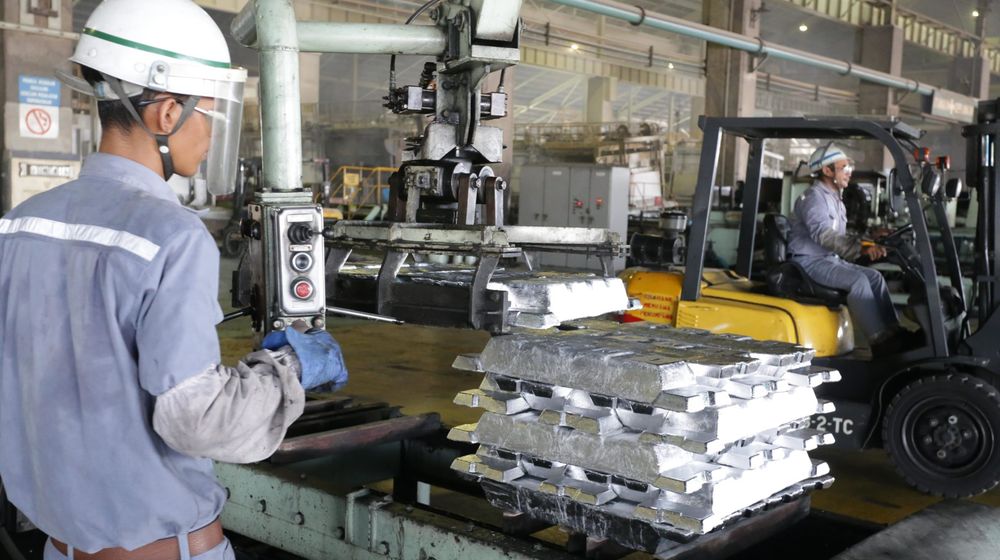 <p>Produksi Aluminium di PT Indonesia Asahan Aluminium (Persero) (Sumber foto: Kementerian BUMN)</p>
