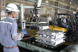 <p>Produksi Aluminium di PT Indonesia Asahan Aluminium (Persero) (Sumber foto: Kementerian BUMN)</p>
