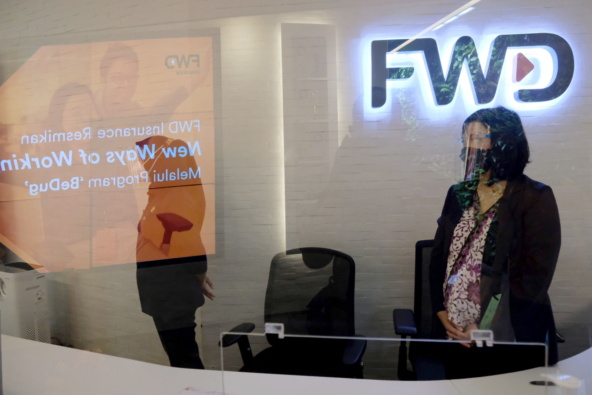 <p>Karyawan FWD insurance beraktivitas di area kerja yang baru diperbarui di Kantor FWD Insurance, Kawasan SCBD, Jakarta, Selasa, 16 Maret 2021. Foto: Ismail Pohan/TrenAsia</p>
