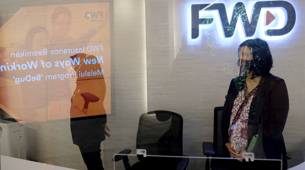 Karyawan FWD insurance beraktivitas di area kerja yang baru diperbarui di Kantor FWD Insurance, Kawasan SCBD, Jakarta, Selasa, 16 Maret 2021.