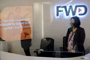 Karyawan FWD insurance beraktivitas di area kerja yang baru diperbarui di Kantor FWD Insurance, Kawasan SCBD, Jakarta, Selasa, 16 Maret 2021.