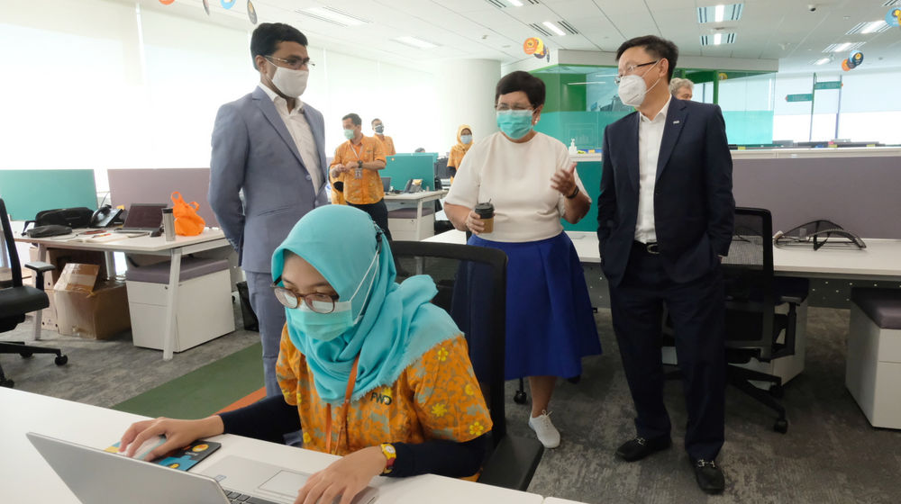 <p>CEO FWD Group, Huynh Thanh Phong (kanan), Direktur Utama FWD Insurance, Anantharaman Sridharan (kiri), dan Komisaris Utama, Nurmala Kartini Pandjaitan Sjahrir (kanan) meninjau area kerja yang baru diperbarui di Kantor FWD Insurance, Kawasan SCBD, Jakarta, Selasa, 16 Maret 2021. Foto: Ismail Pohan/TrenAsia</p>
