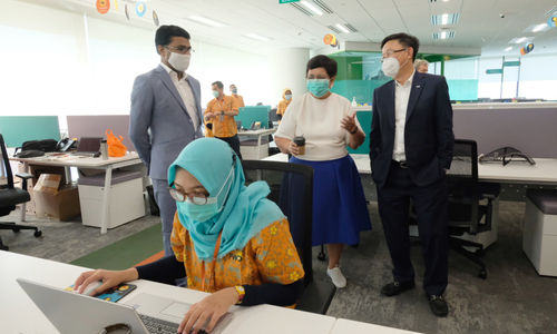 <p>CEO FWD Group, Huynh Thanh Phong (kanan), Direktur Utama FWD Insurance, Anantharaman Sridharan (kiri), dan Komisaris Utama, Nurmala Kartini Pandjaitan Sjahrir (kanan) meninjau area kerja yang baru diperbarui di Kantor FWD Insurance, Kawasan SCBD, Jakarta, Selasa, 16 Maret 2021. Foto: Ismail Pohan/TrenAsia</p>
