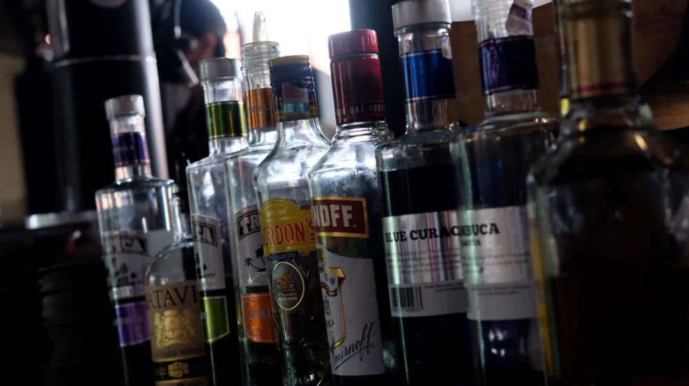 <p>Sejumlah minuman beralkohol atau miras tampak di salah satu cafe di kawasan Kemang, Jakarta, Selasa, 2 Maret 2021. Foto: Ismail Pohan/TrenAsia</p>
