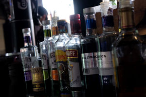 <p>Sejumlah minuman beralkohol atau miras tampak di salah satu cafe di kawasan Kemang, Jakarta, Selasa, 2 Maret 2021. Foto: Ismail Pohan/TrenAsia</p>