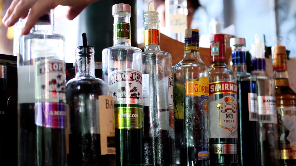 <p>Sejumlah minuman beralkohol atau miras tampak di salah satu cafe di kawasan Kemang, Jakarta, Selasa, 2 Maret 2021. Foto: Ismail Pohan/TrenAsia</p>
