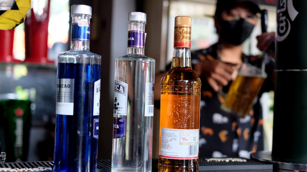 <p>Sejumlah minuman beralkohol atau miras tampak di salah satu cafe di kawasan Kemang, Jakarta, Selasa, 2 Maret 2021. Foto: Ismail Pohan/TrenAsia</p>
