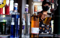 <p>Sejumlah minuman beralkohol atau miras tampak di salah satu cafe di kawasan Kemang, Jakarta, Selasa, 2 Maret 2021. Foto: Ismail Pohan/TrenAsia</p>
