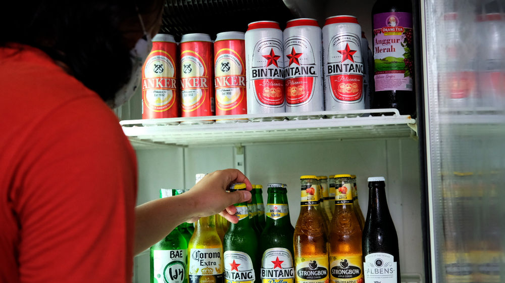 <p>Sejumlah minuman beralkohol atau miras tampak di salah satu cafe di kawasan Kemang, Jakarta, Selasa, 2 Maret 2021. Foto: Ismail Pohan/TrenAsia</p>
