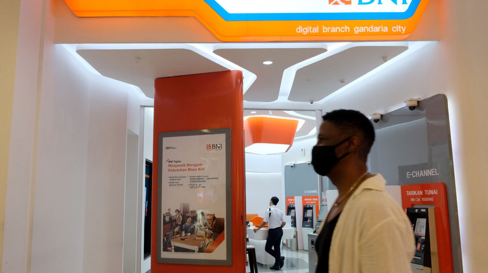 <p>Warga melintas di depan gerai BNI Digital Branch Gandaria City, Jakarta, Kamis, 4 Maret 2021. Foto: Ismail Pohan/TrenAsia</p>
