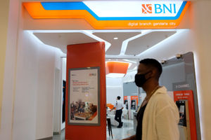 <p>Warga melintas di depan gerai BNI Digital Branch Gandaria City, Jakarta, Kamis, 4 Maret 2021. Foto: Ismail Pohan/TrenAsia</p>