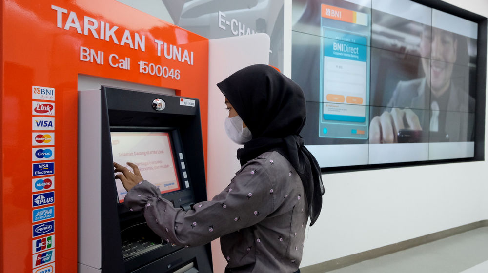 <p>Nasabah melakukan transaksi melalui mesin ATM di gerai BNI Digital Branch Gandaria City, Jakarta, Kamis, 4 Maret 2021. Foto: Ismail Pohan/TrenAsia</p>
