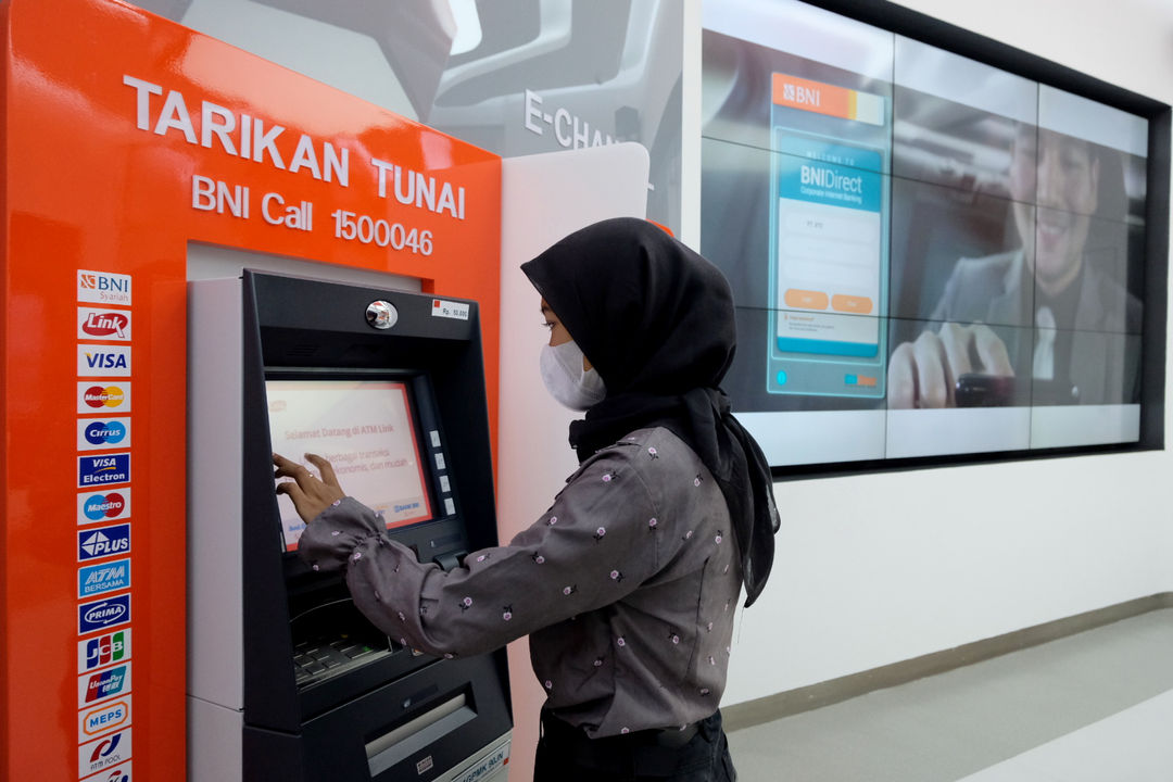 <p>Nasabah melakukan transaksi melalui mesin ATM di gerai BNI Digital Branch Gandaria City, Jakarta, Kamis, 4 Maret 2021. Foto: Ismail Pohan/TrenAsia</p>
